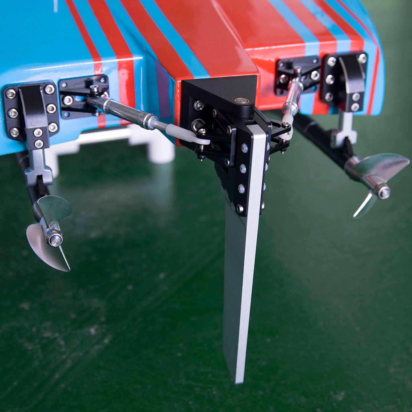 135KM/H RC High Speed Racing Boats DTRC E33 Kevlar Watercraft Model Speedboat Cooling System RTR Battery Dual Brushless Motor