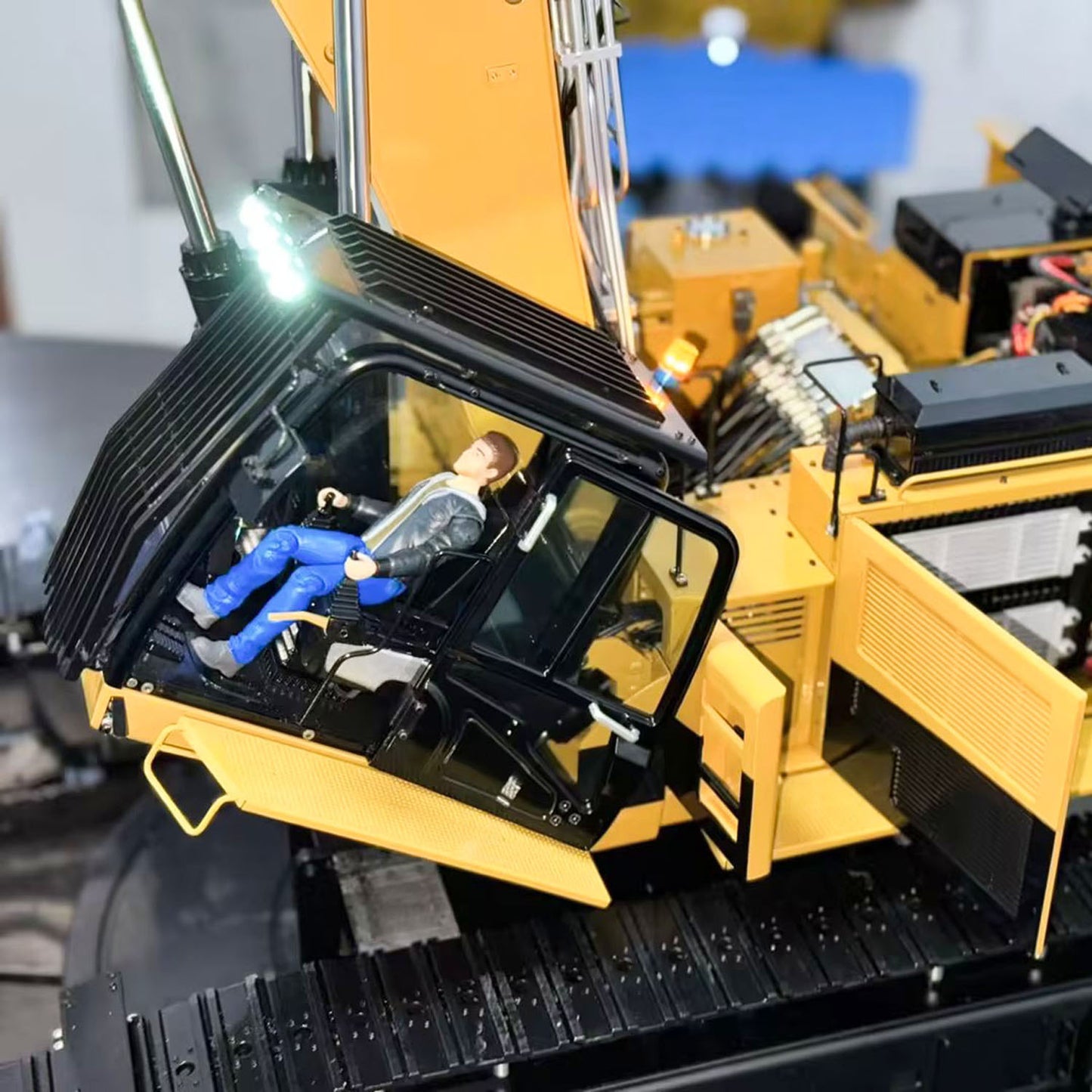 1/14 Metal Remote Control Hydraulic Tracked Excavator 385CF RC Digger Brushless Motor Light System Flysky PL18EV LITE Radio