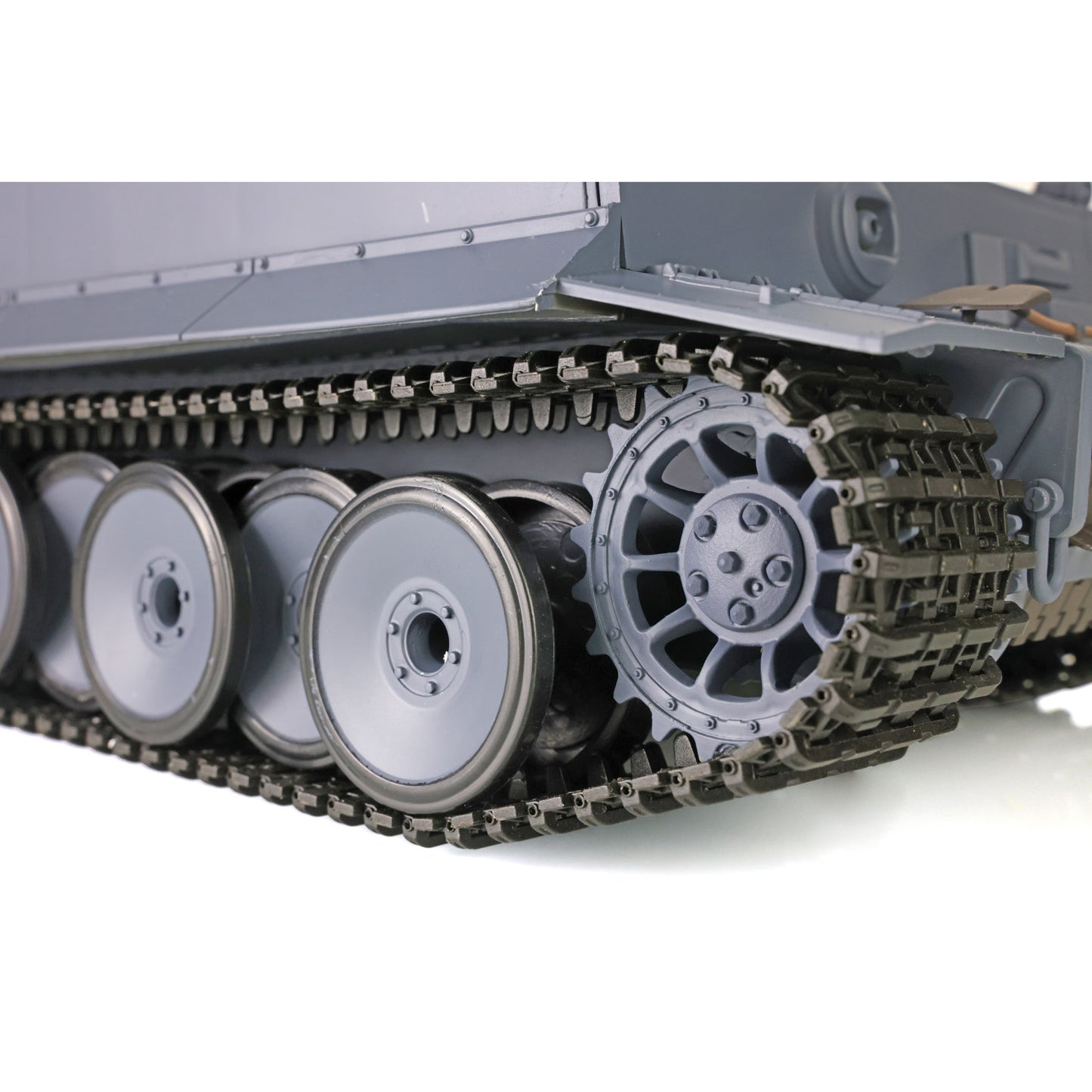 2.4Ghz Henglong 1/16 Plastic German Tiger I Radio Control Tank 3818 7.0 RTR RC Tank BB Shooting Smoking Sound Effect Recoil Barrel