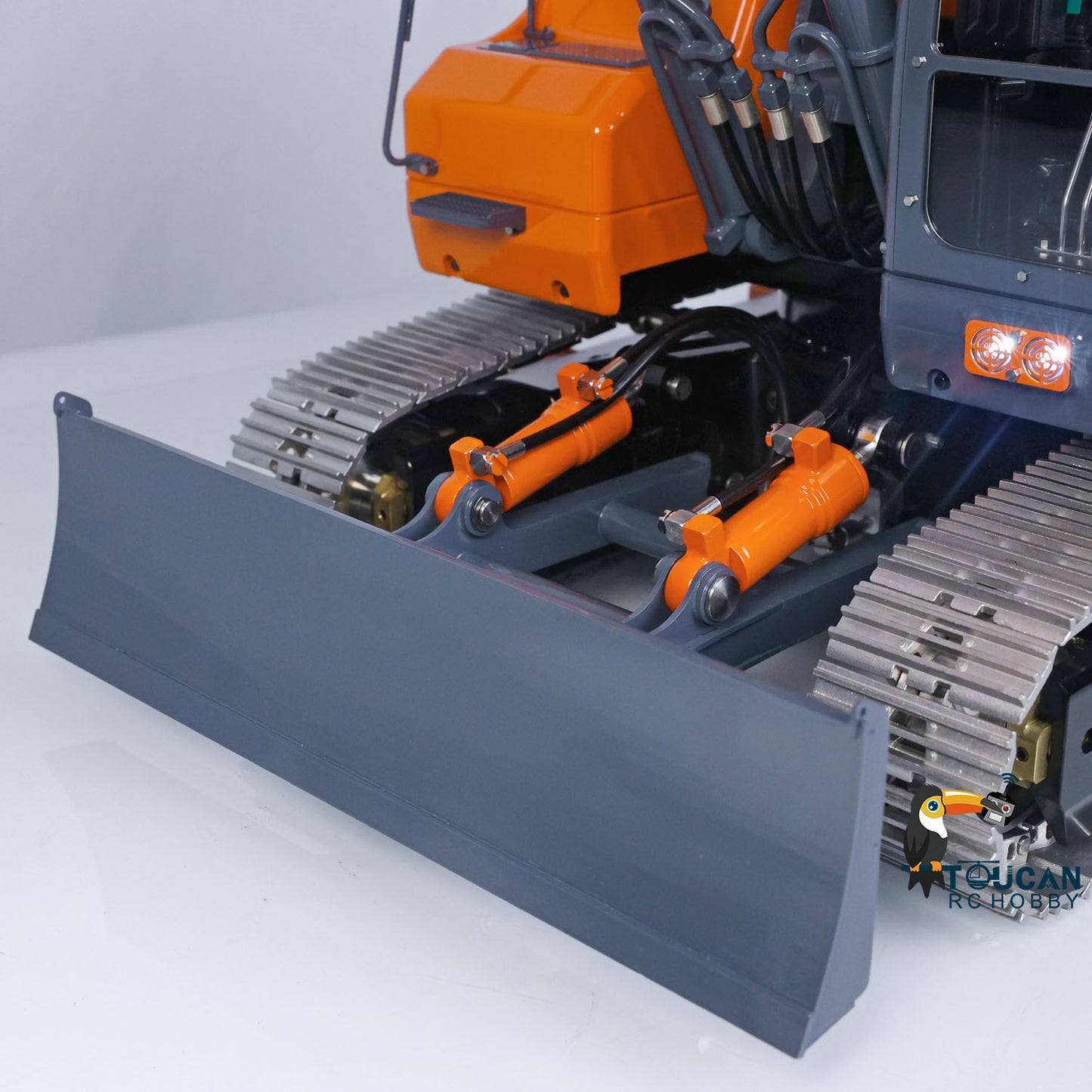 LESU AOUE ET26L 1/14 Metal RC Hydraulic Excavator B0012 RTR Short Tail Three-Arm Digger 6+2CH Directional Valve Quick Release Sound & Light Smoke GPS.