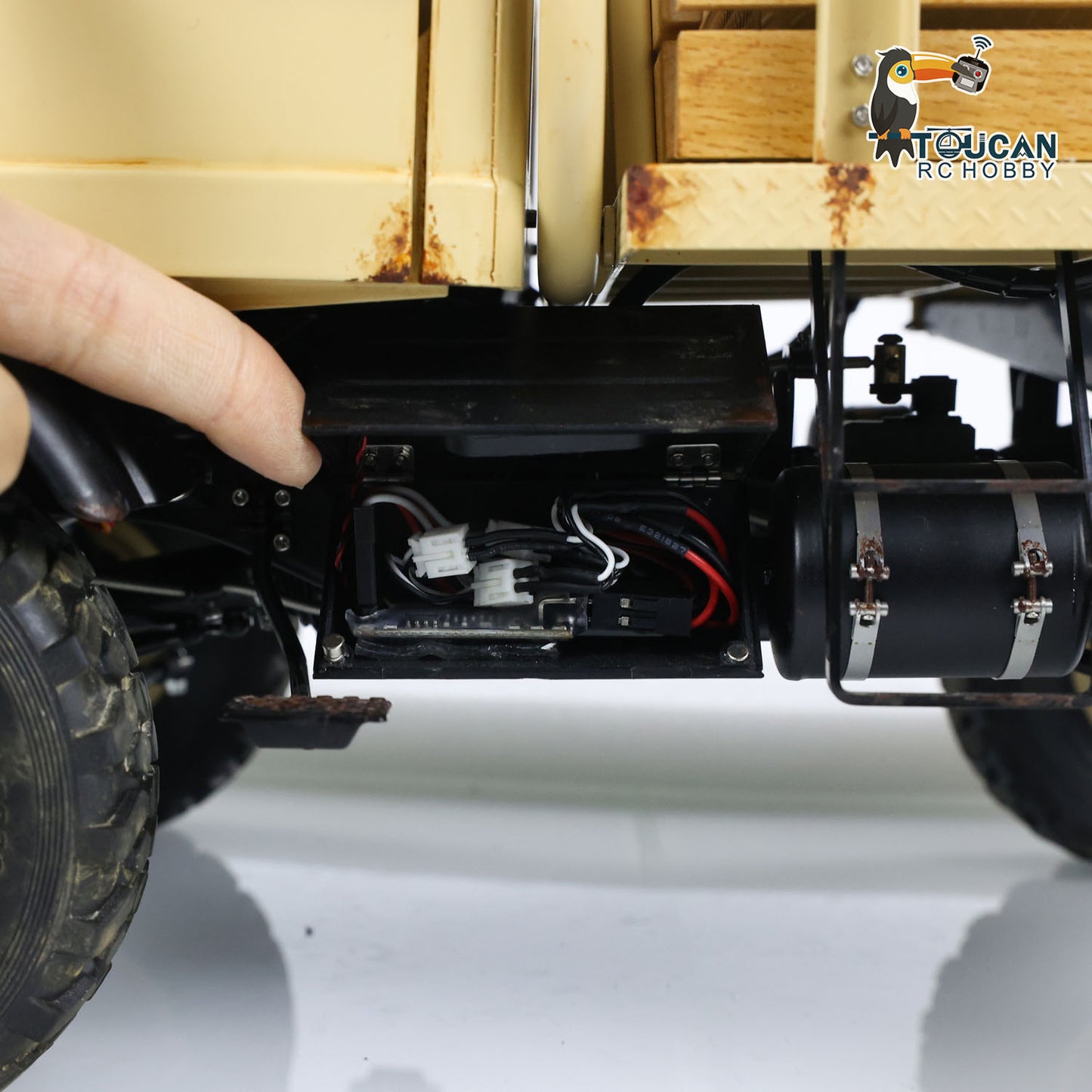 LESU UM406 1/10 Metal RC Off-Road Vehicle 2-Speed Transmission Winch Alloy Wheel Hubs Sound Light System FS I6S Controller for Outdoor Hobbyists