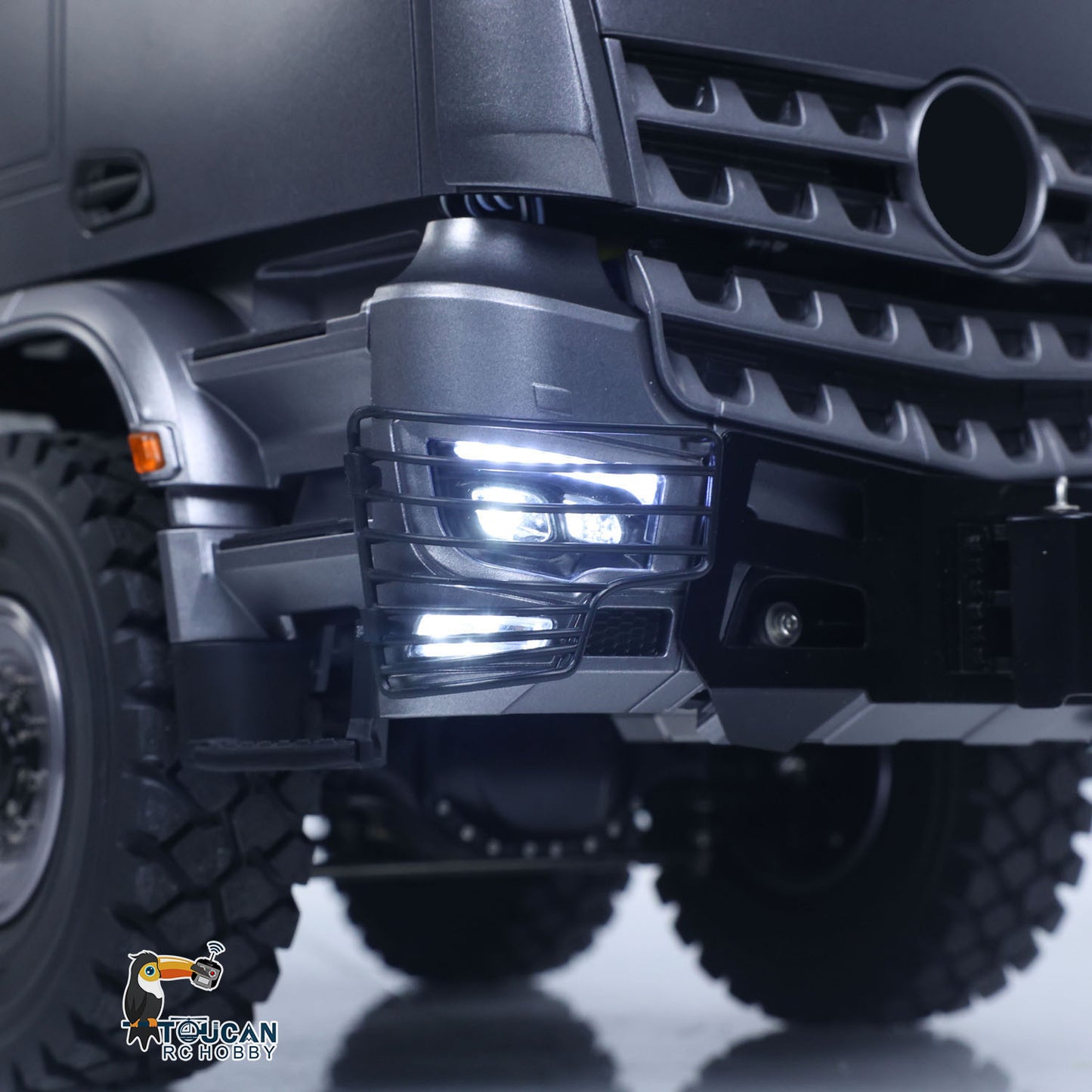 Toucanhobby BZ4663 1/14 Metal 8x8 RC Tractor Truck PNP 3 Speed Transmission Differential Lock Axles Remote Winch ST8 Controller Light Sound for Model Collectors