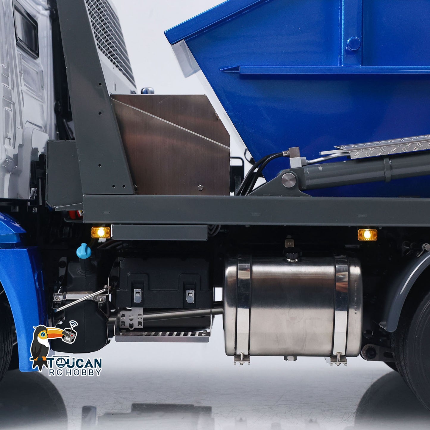 In Stock 3Speed LESU Skip Loader 3363 Metal 4X4 Chassis 1/14 RC Hydraulic Swing Arm Garbage Dump Truck Light Sound Hub Reduction Axle