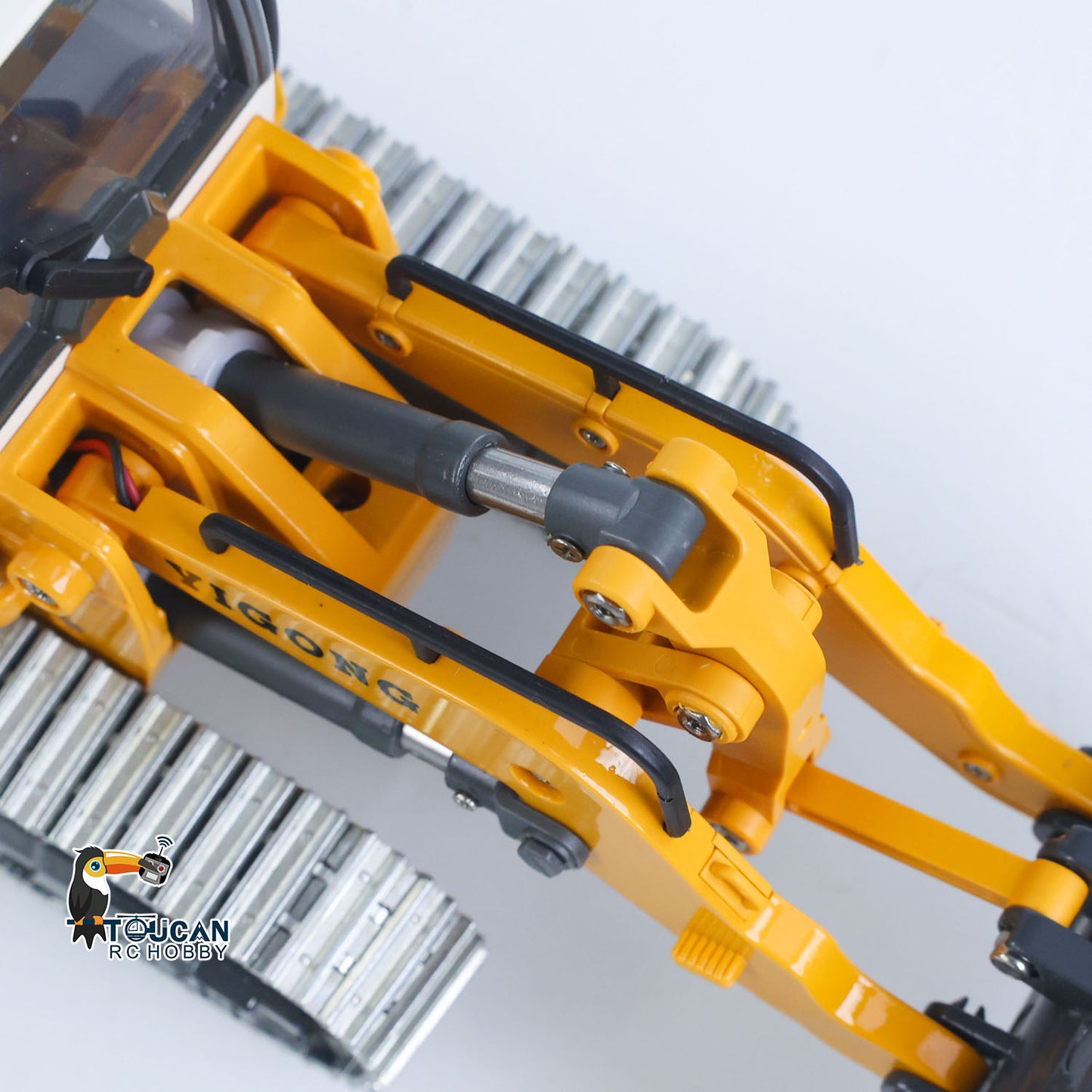 In Stock 1:50 RC Electric Lifting Loader LR636 RTR Remote Controlled 2.4G Construction Vehicle Toys Metal Bucket Tracks Ripper Light Sound Battery USB