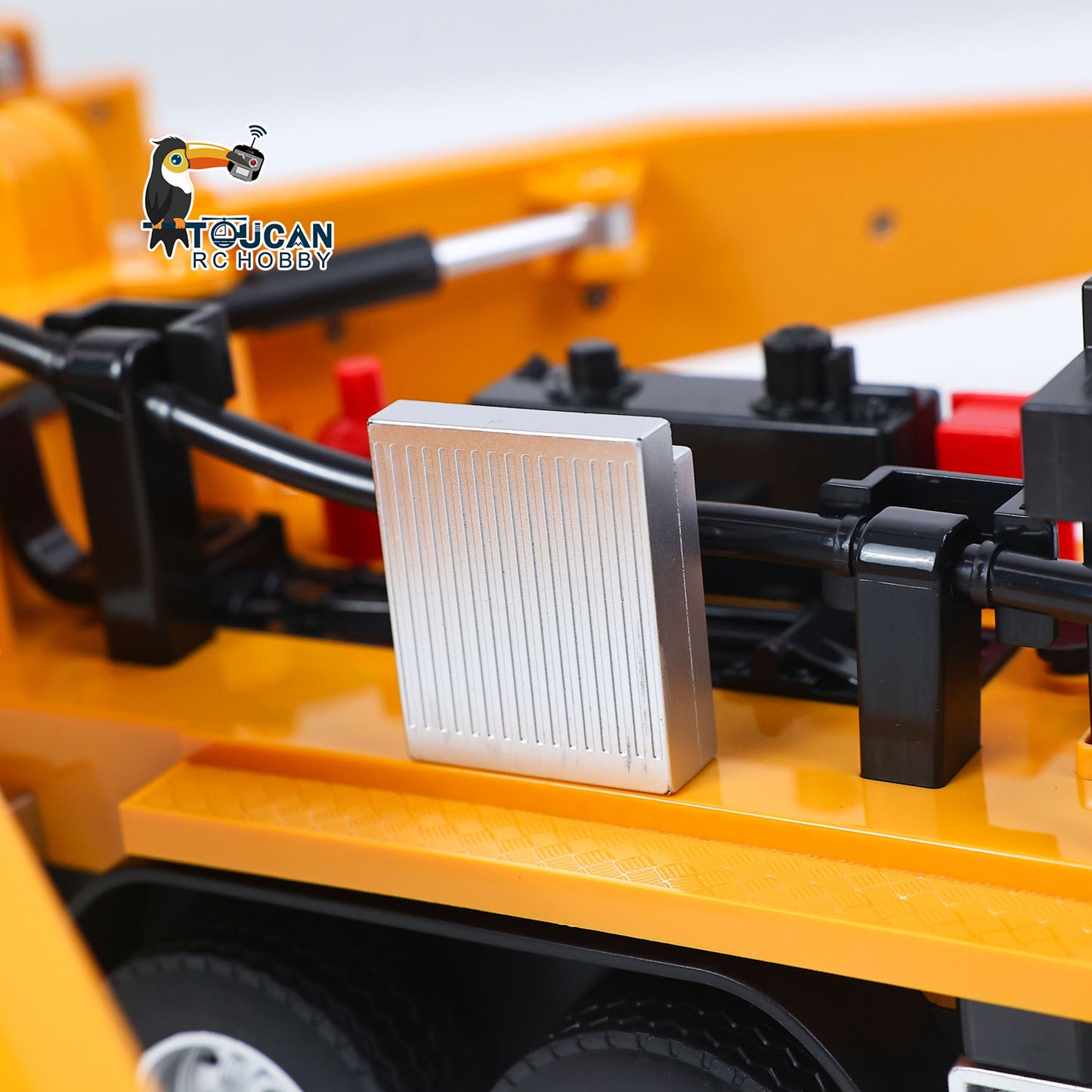 HUINA 1/18 Remote Control Concrete Pump Truck 1381 Engineering Vehicle Finished Model RTR Manual Support Leg Light Sound Effects