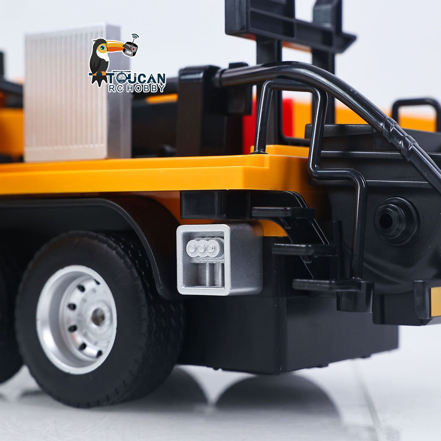 HUINA 1/18 Remote Control Concrete Pump Truck 1381 Engineering Vehicle Finished Model RTR Manual Support Leg Light Sound Effects