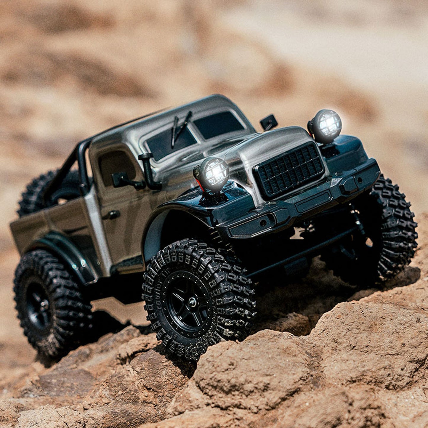1/18 Remote Control 4WD Rock Crawler Car Simulation Pickup Truck 2.4GHz RC Crawler Brushed Motor Battery Light Ready to Run