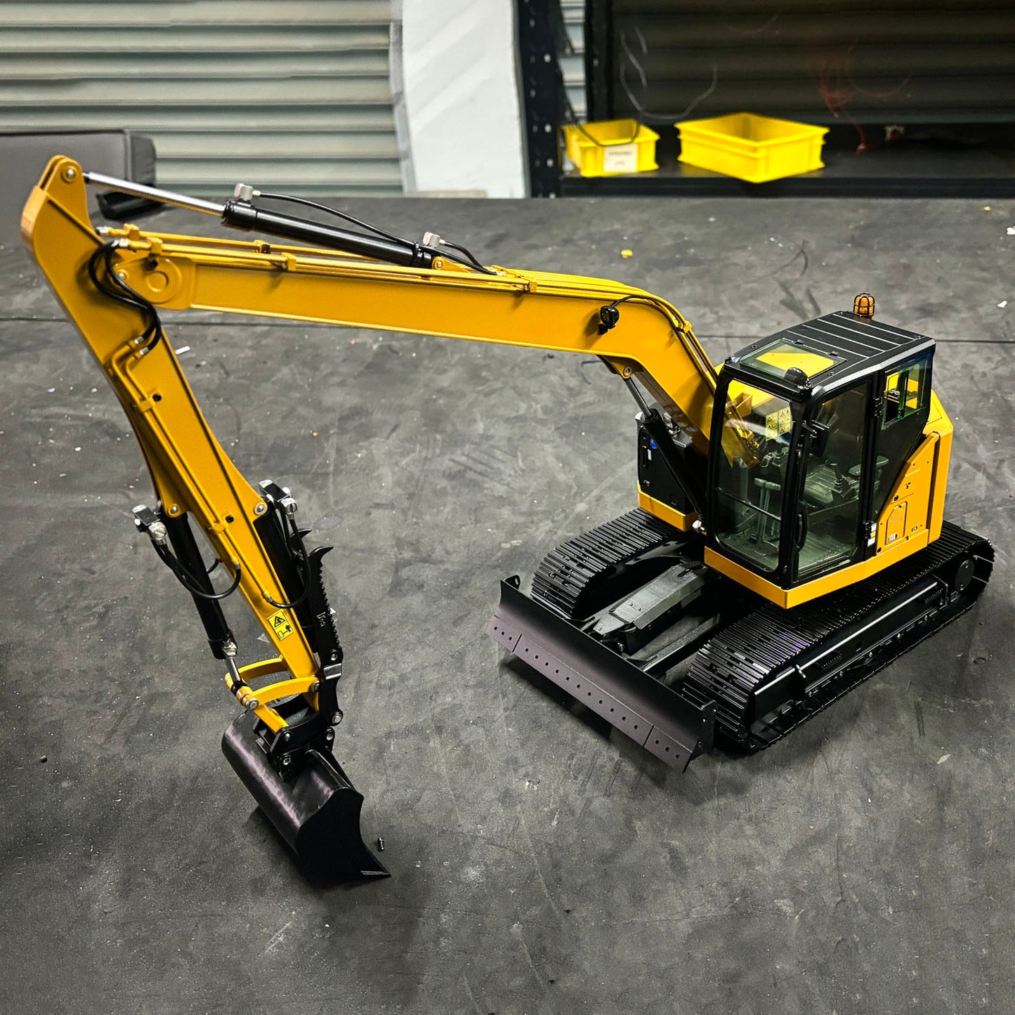 1/14 C308 RC Hydraulic Excavator 4 Valve Remote Control Construction Vehicle Extended Arm Brushless Motor No Sounds Charger