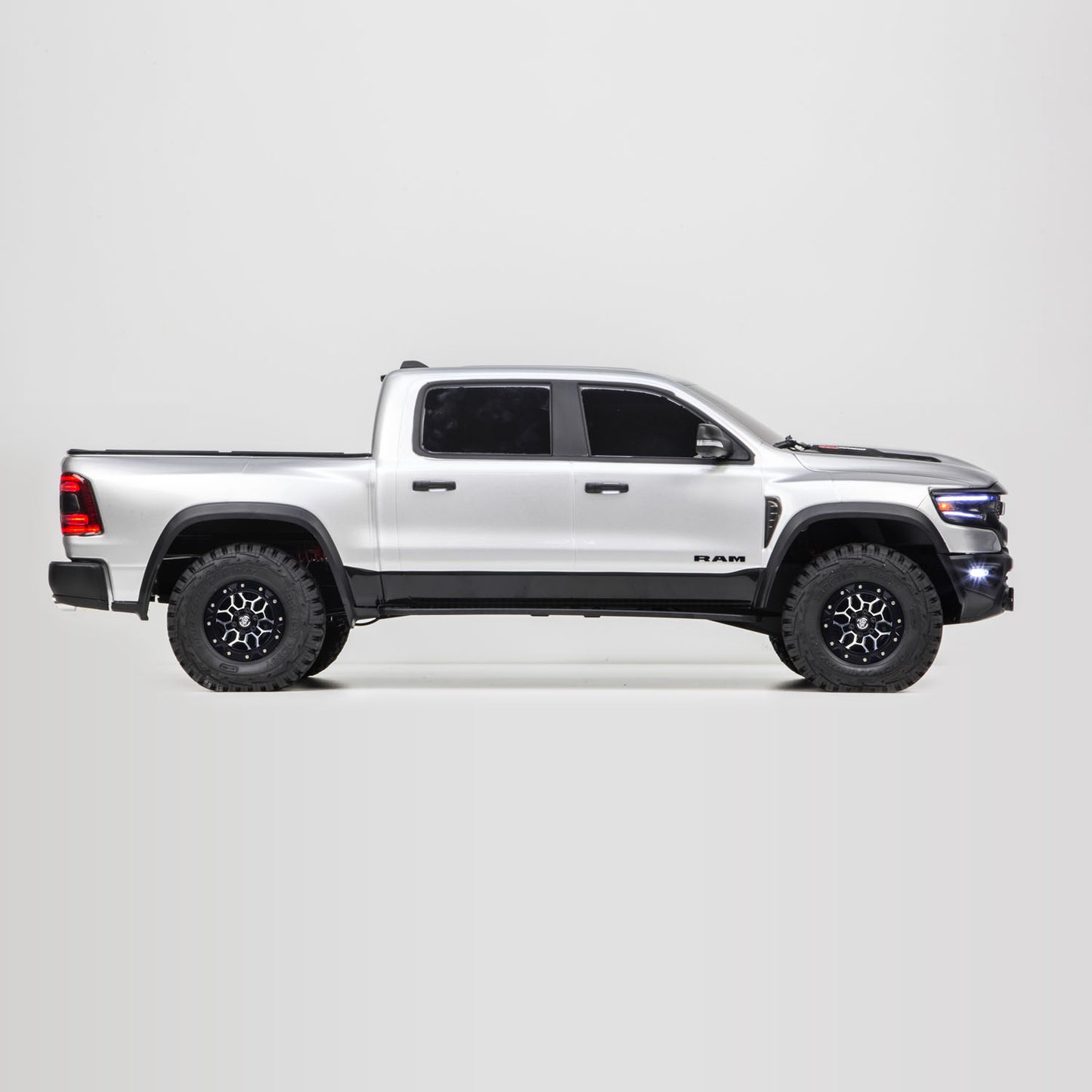 TRACTION HOBBY 1/8 Radio Control Off Road Car 4WD 2WD Electric RC Vehicle Hobbywing 880 Brushed ESC Axle Lock Light System