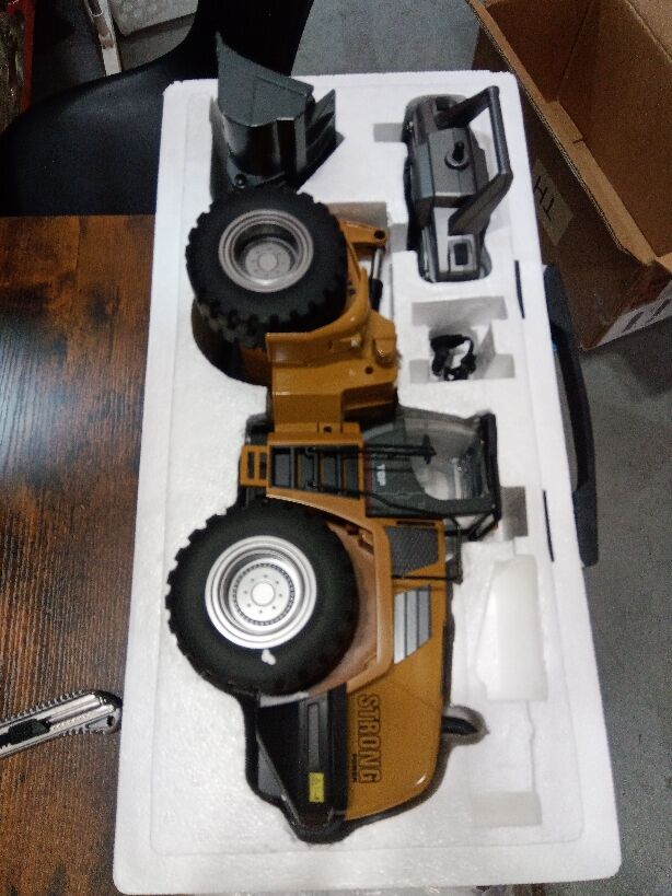 Fast Free Shipping Second Hand US Stock HUINA 1/14 1583 Electric Lifting RC Loader Lights Sound for Construction Vehicle Enthusiast