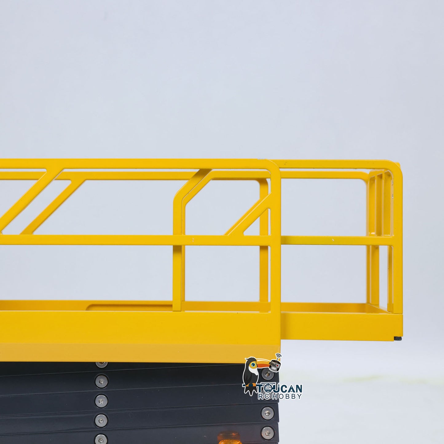 CUT 1/14 Metal RC Hydraulic Scissor Lift Aerial Work Platform Construction Truck Lifting Travel Rotating Warning Light FlySky I6S 25.6Inch