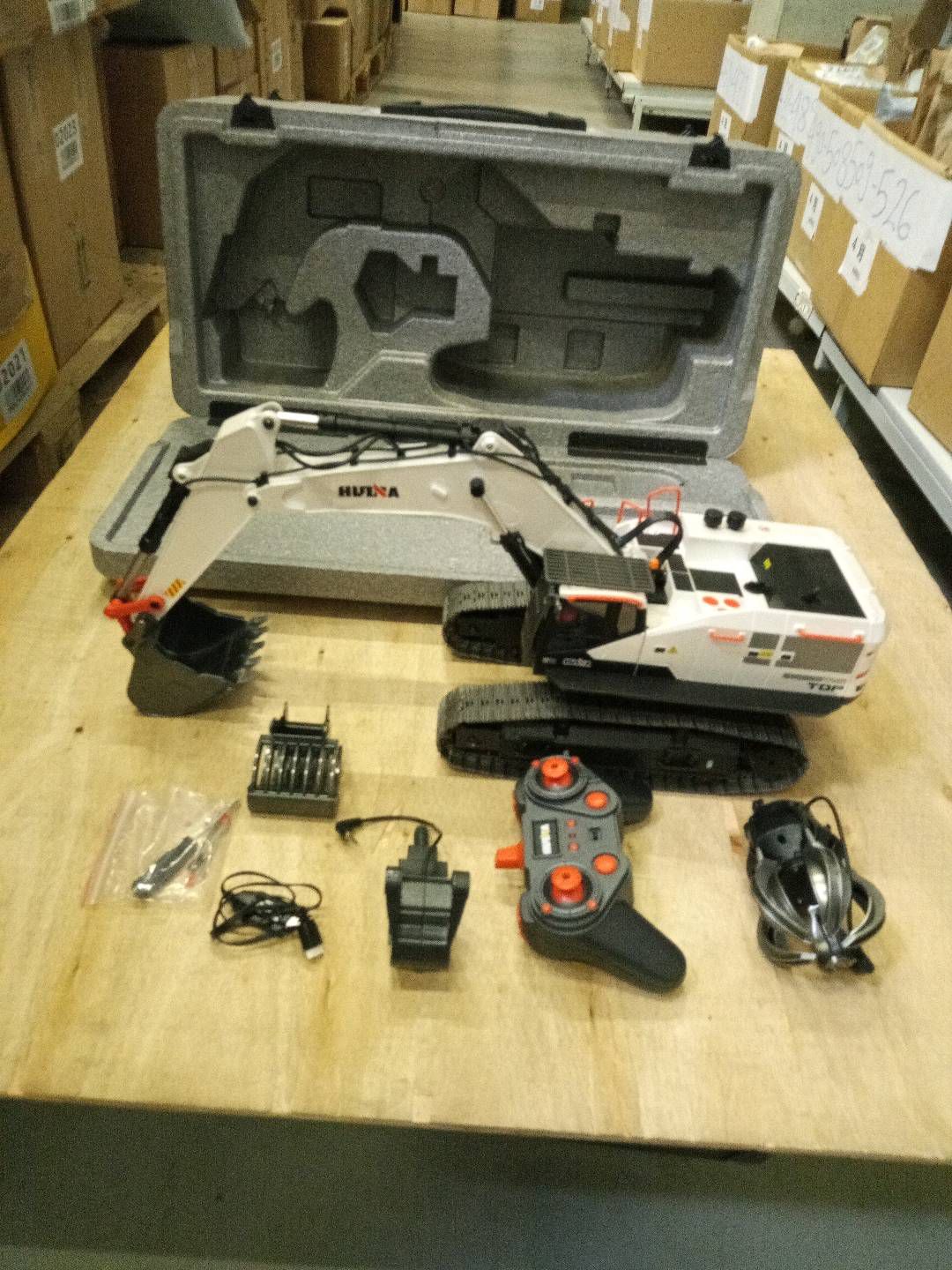 Second Hand Fast Shipping 1/14 HUINA RC Metal Excavator Model Toys 1594 Radio Control Digger Light Sound Battery