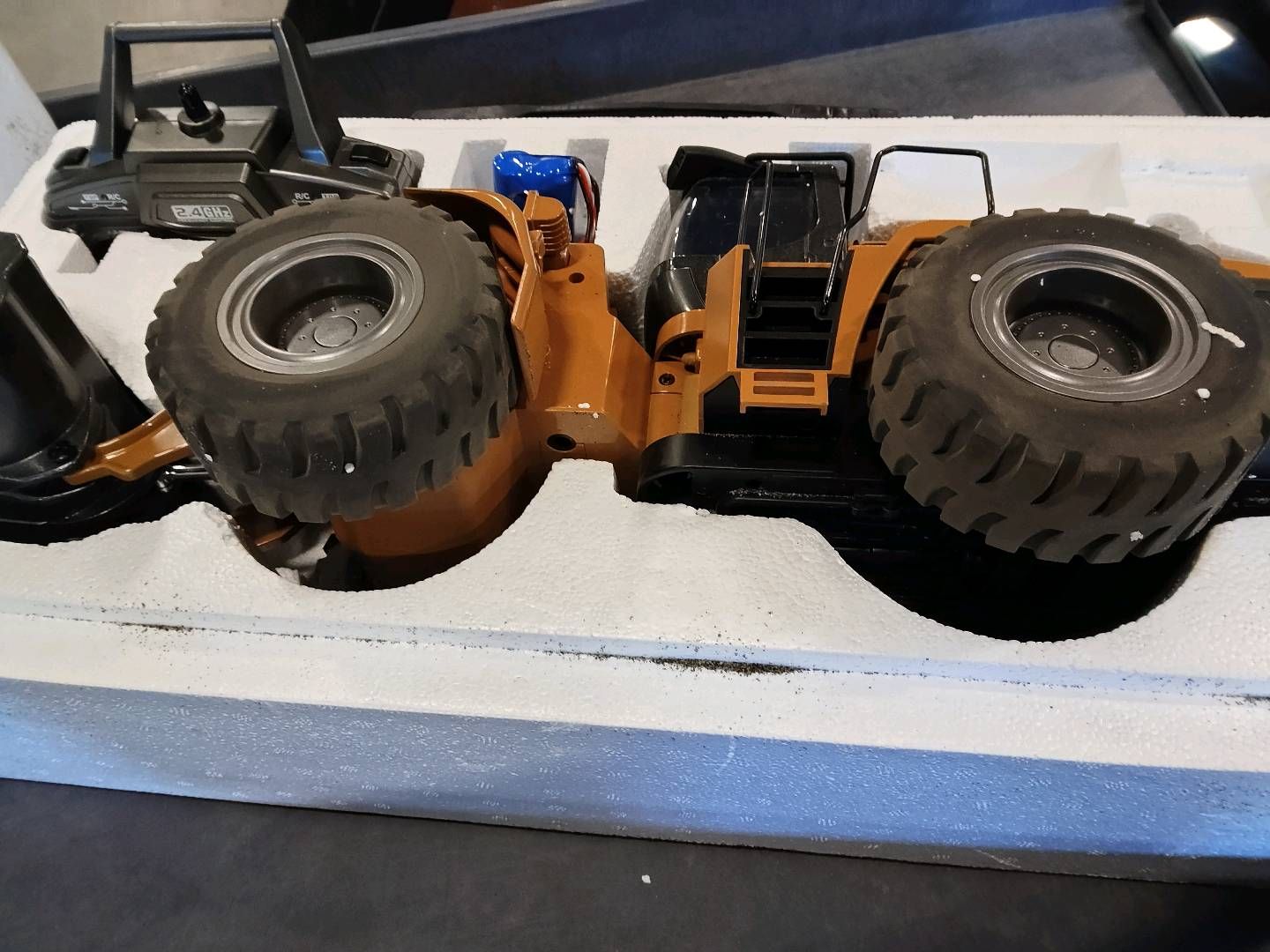 Second Hand CA Stock 1/14 HUINA Toys 2.4G 1583 RC Loader Electric Lifting System Lights Sound RC Construction Vehicles Assembled