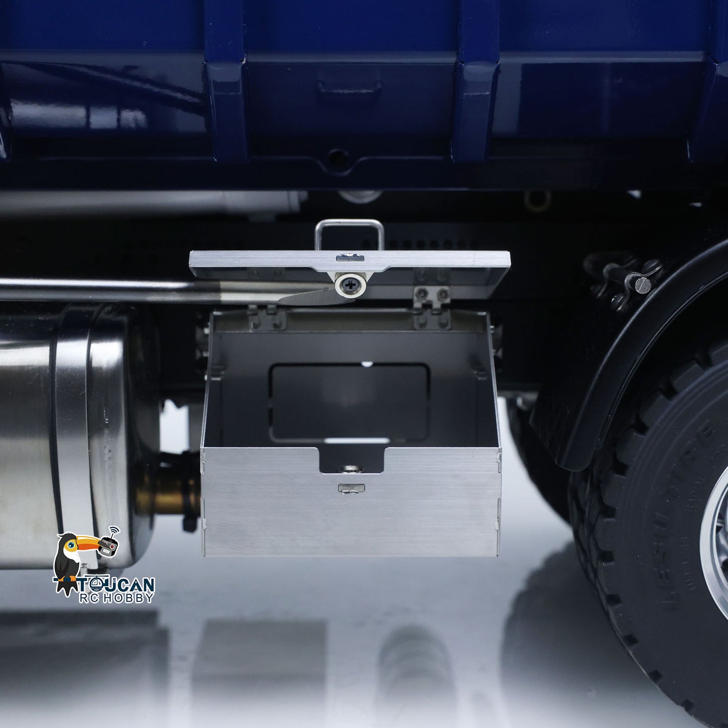 Remote control truck with onboard crane and hydraulic tipping function
