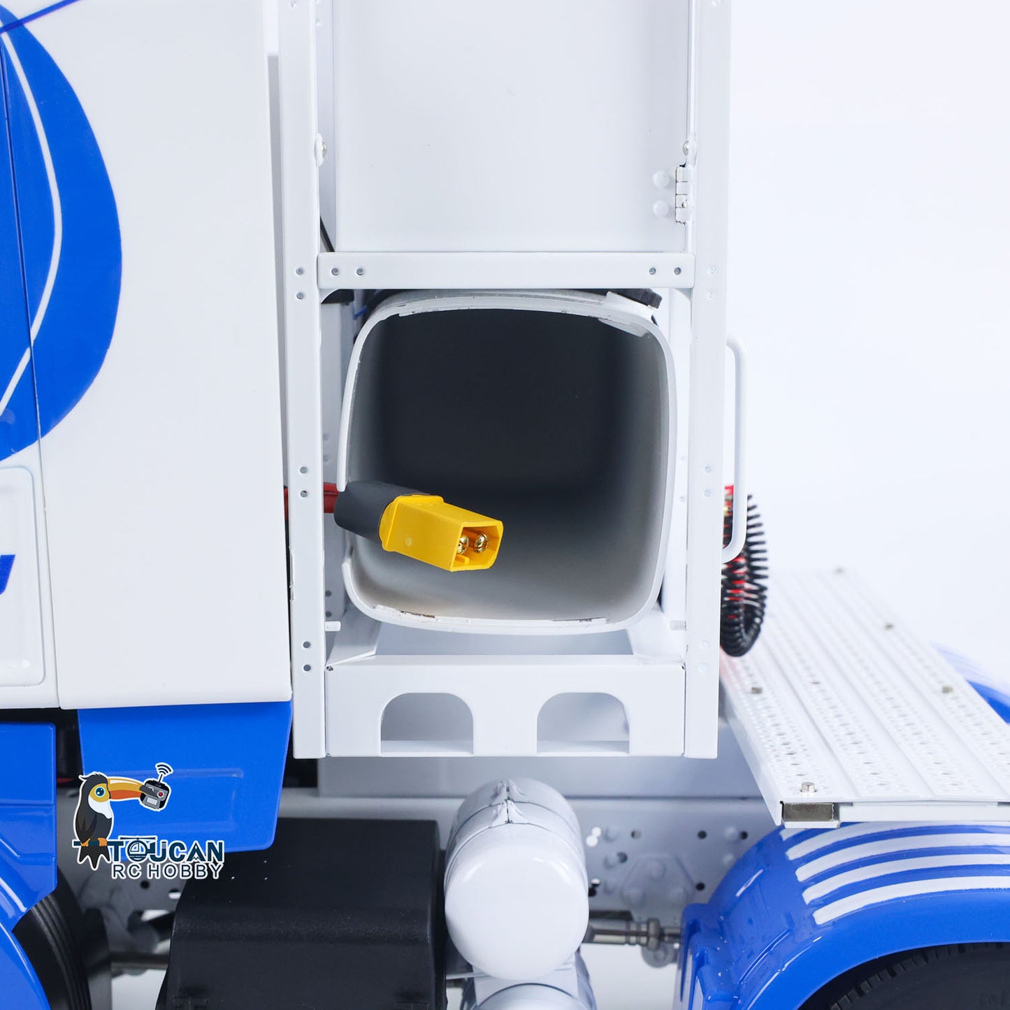 RC tractor truck with integrated smoke, light and sound effects

