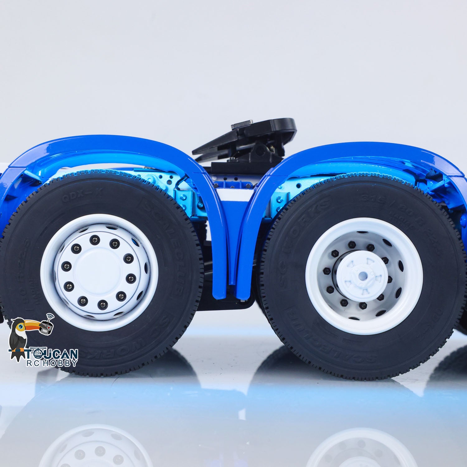 Remote control truck equipped with roof spotlight and integrated roof light box

