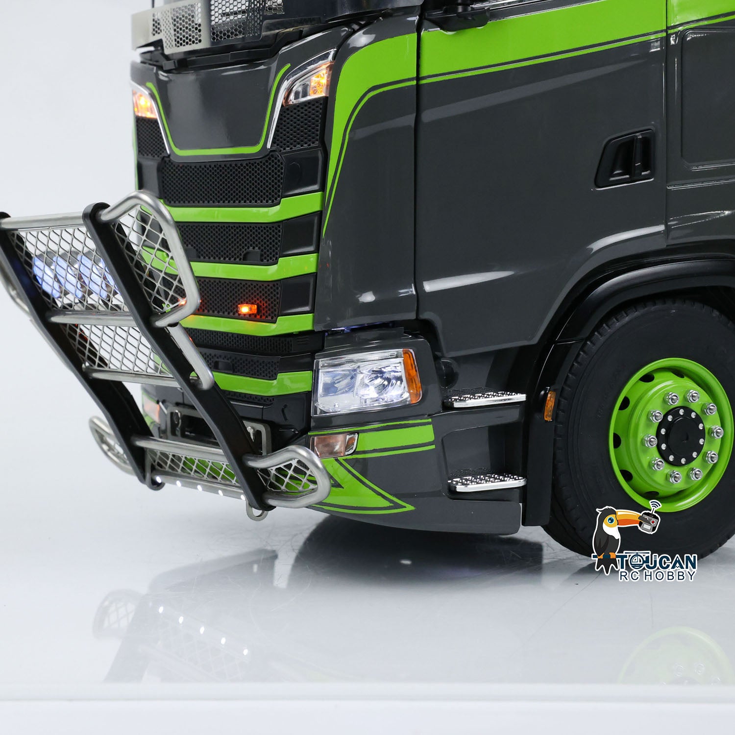 Industrial high simulation RC logging truck set tractor crane and green triaxle trailer
