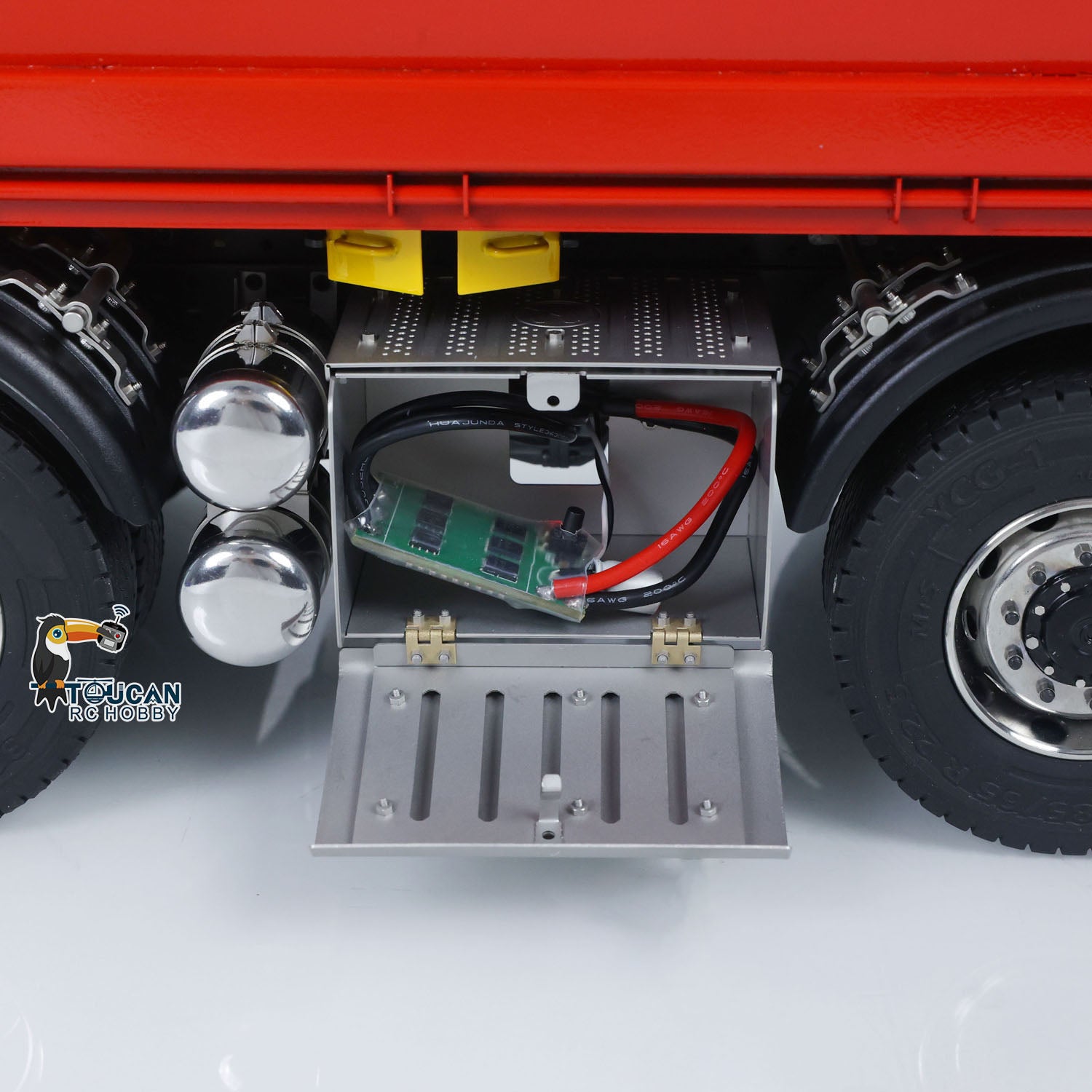 Pre-assembled 8x8 mud truck with standard transmission system
