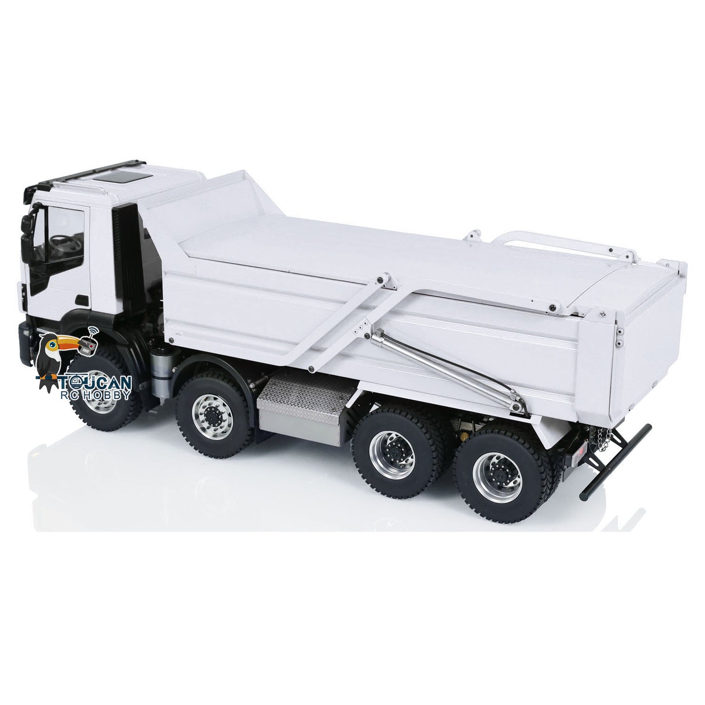 RC Iveco 8x4 truck equipped with 2-speed transmission and differential lock
