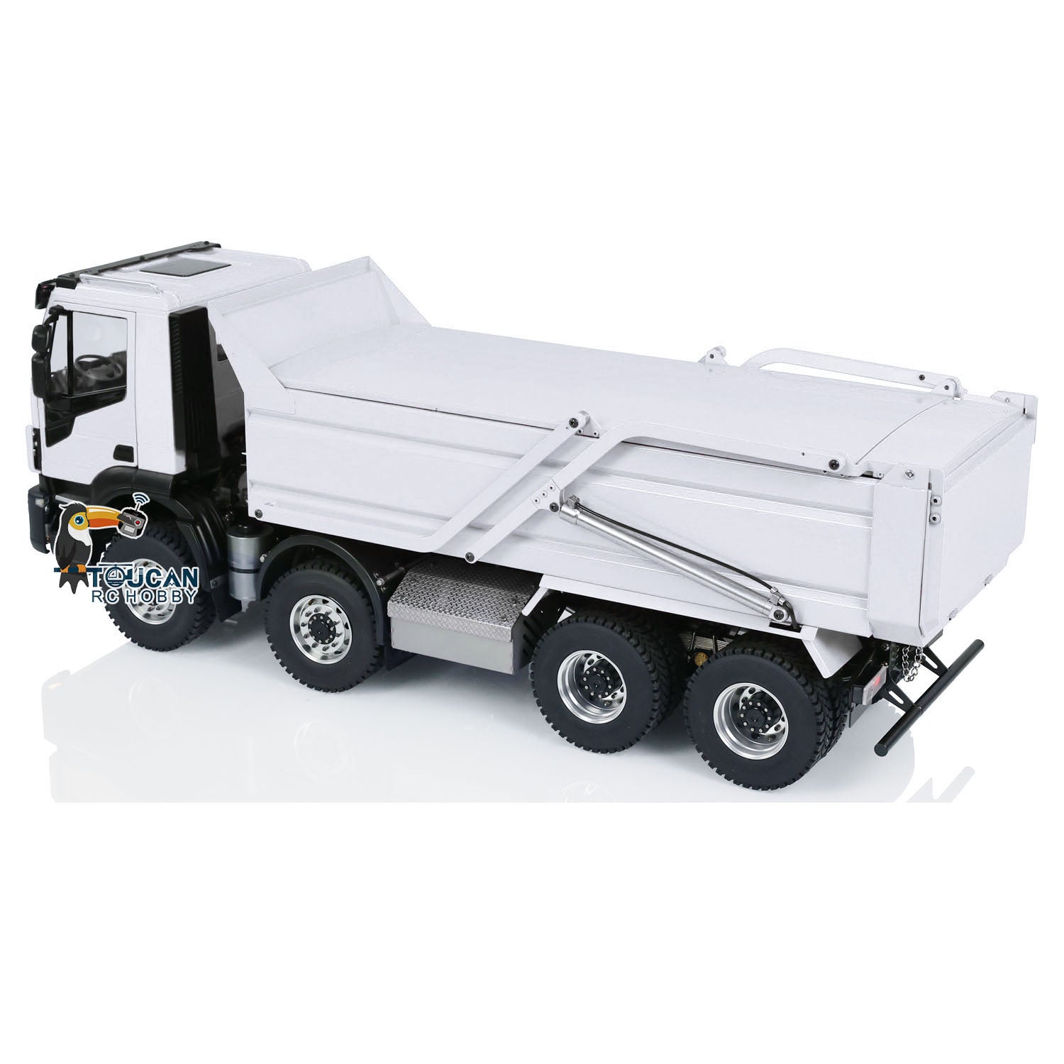 RC Iveco 8x4 truck equipped with 2-speed transmission and differential lock
