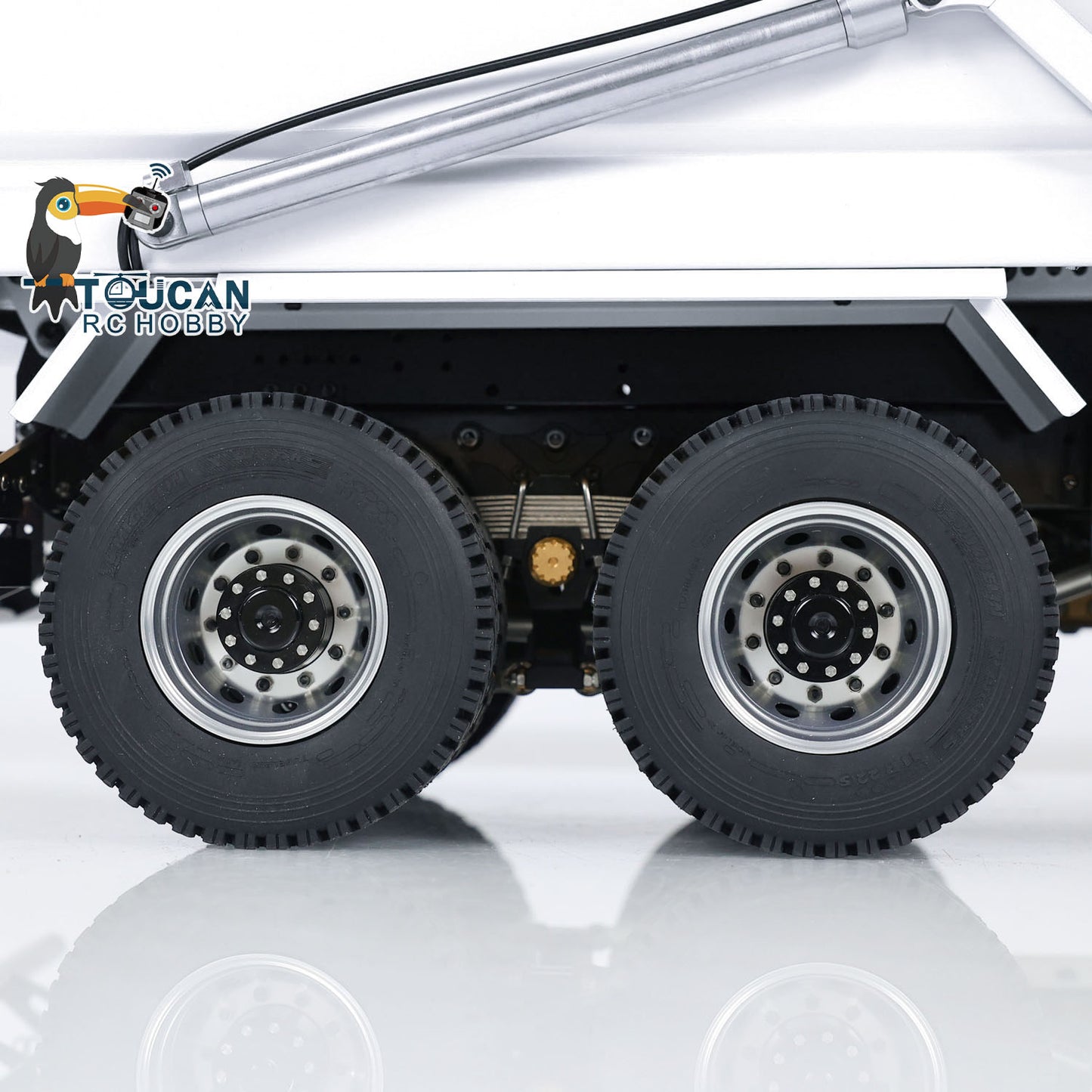 Realistic 1:14 Iveco 8x4 hydraulic mud truck with light sound group
