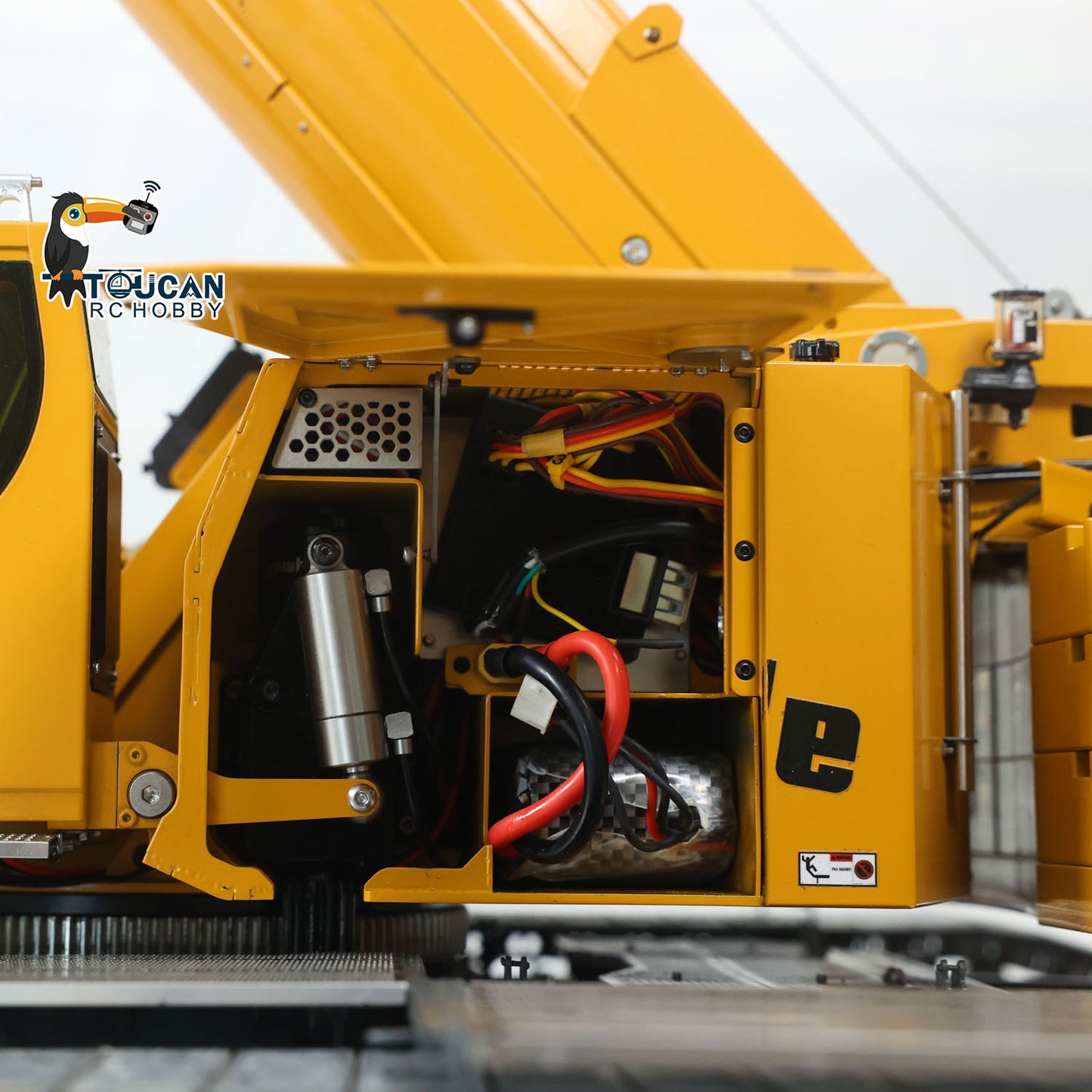 RC telescopic boom track crane with XE remote light sound group and power components
