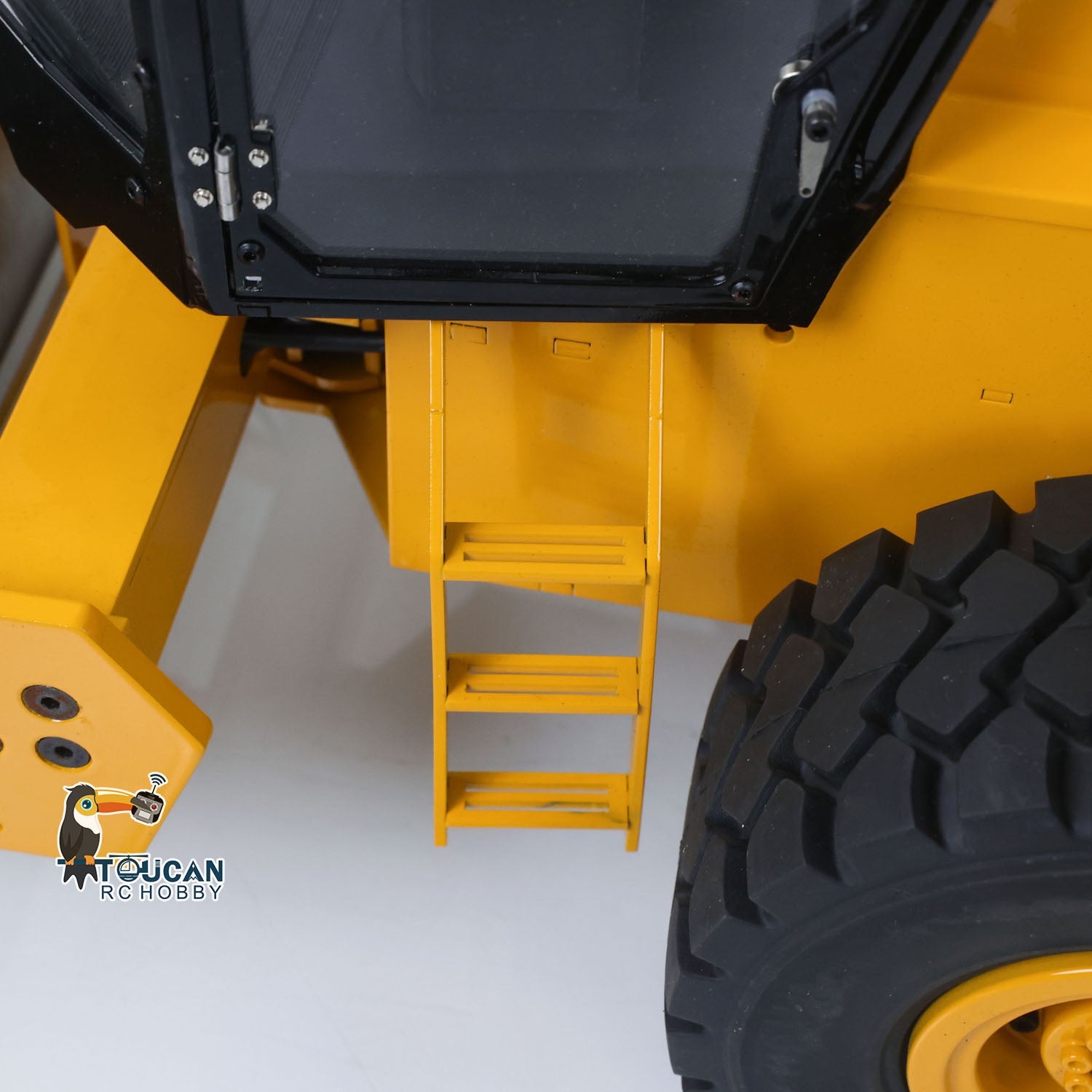 Real vehicle simulation metal hydraulic road roller yellow black appearance
