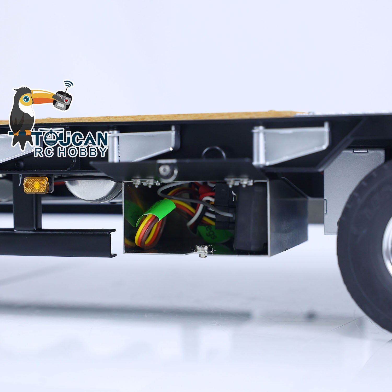 Realistic hydraulic cylinder RC flatbed truck lifting tailgate design
