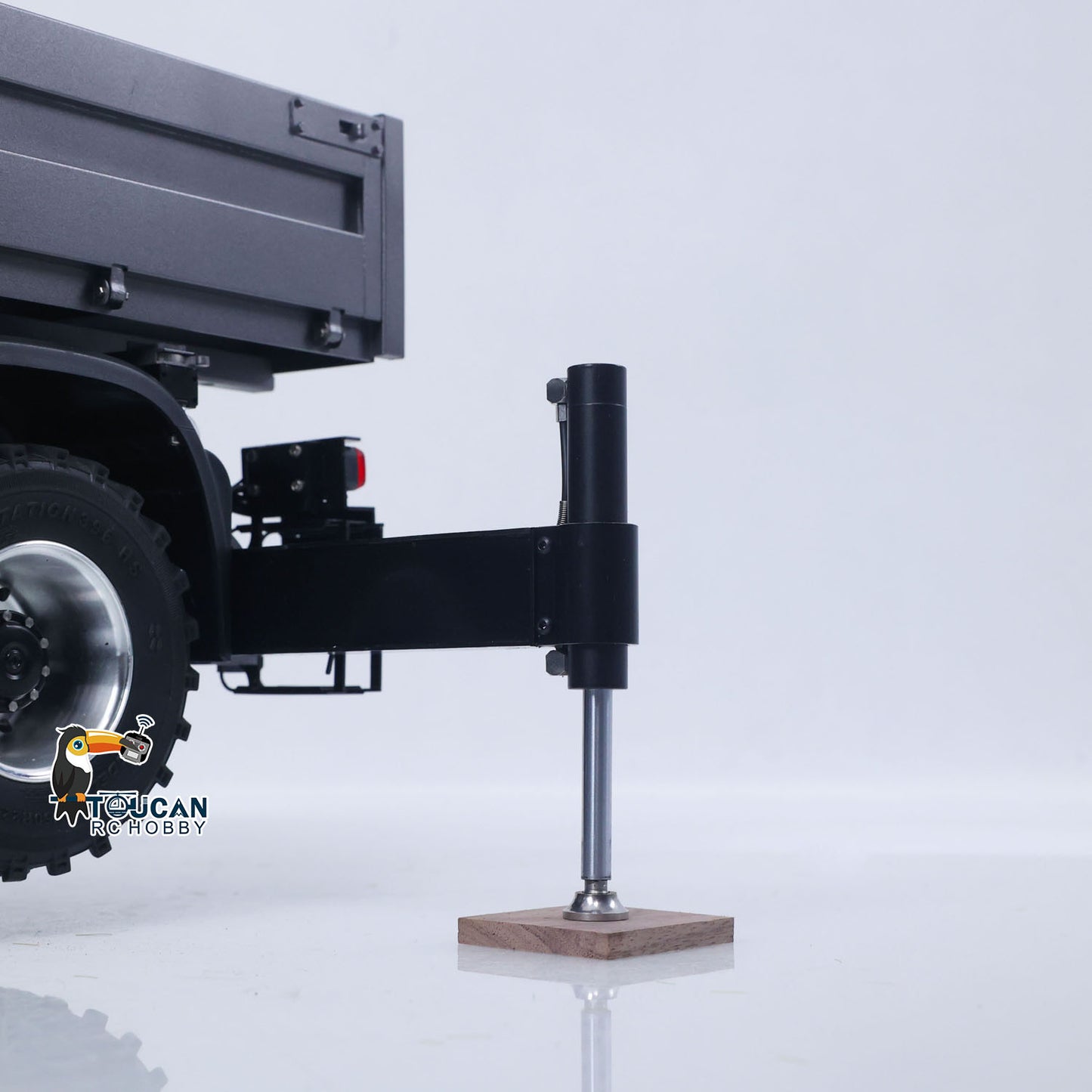 Simulation RC tractor model installed with warning light group and engine sound unit
