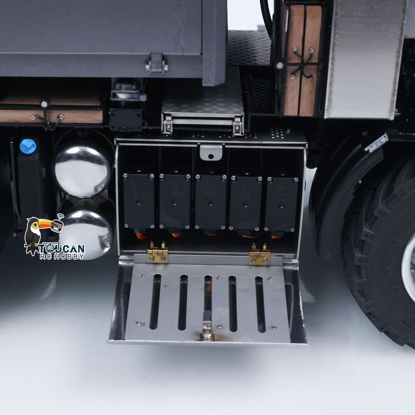 RC tractor vehicle with detachable cargo box and telescopic auxiliary fly jib for crane
