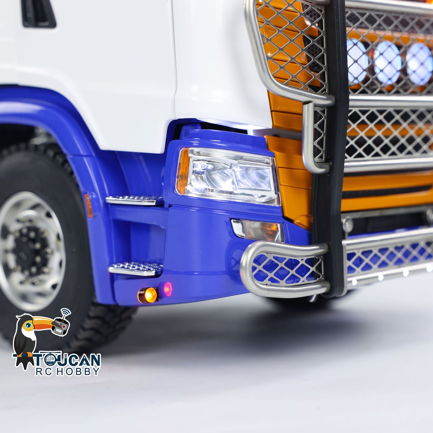 1/14 RC semi tractor Scania 770S 6x6, painted body, built-in sound smoke light group, ST8 transmitter and power accessories

