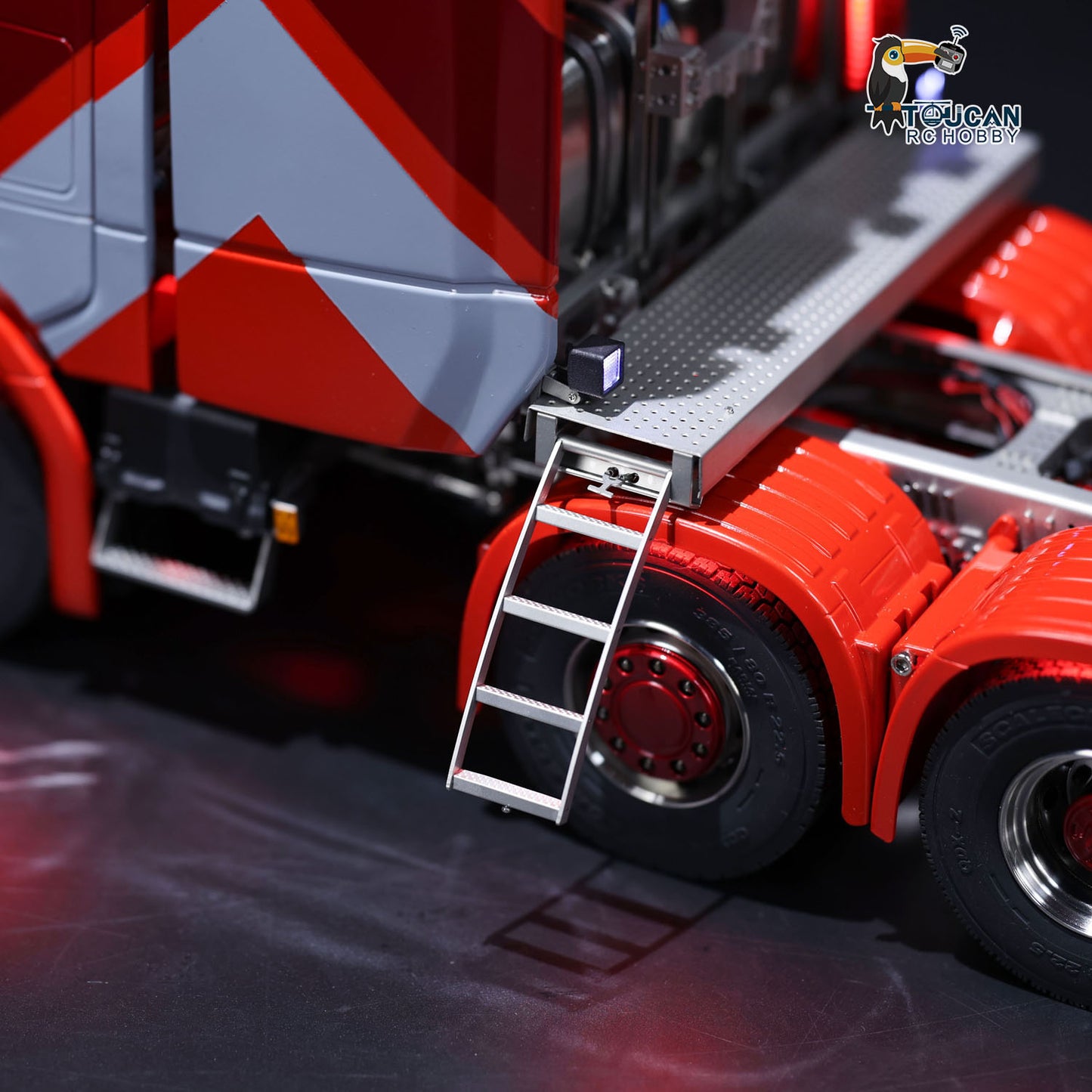 1/14 8x8 RC Hauler with Factory‑Assembled Chassis and Suspension Design
